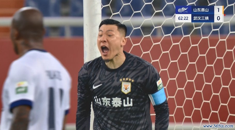暴怒！三镇定位球造险，王大雷极致  抢救  后怒吼表不满