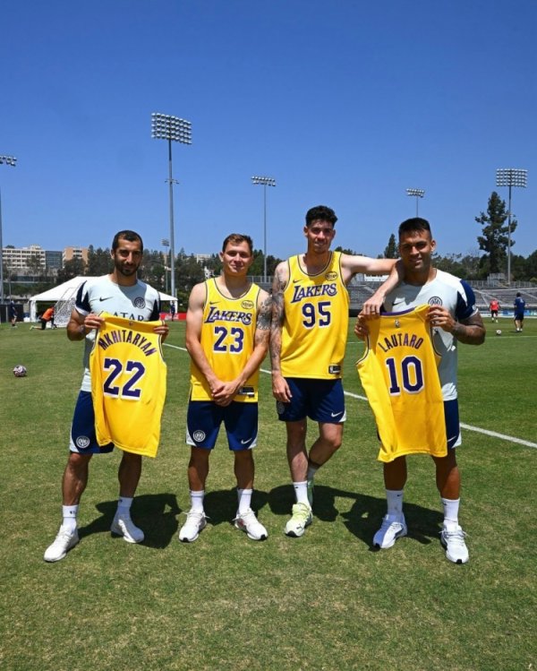 ⚽🤝🏀劳塔罗、巴雷拉、巴斯托尼、姆希塔良获赠湖人运动活动  