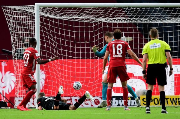 德国杯-莱万连进两球 拜仁4-2勒沃库森夺双冠王