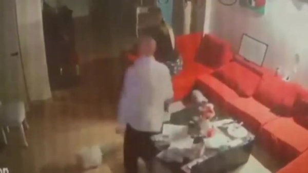 🎥家中监控记录全程！莫利纳岳父岳母遭四名劫匪入室洗劫