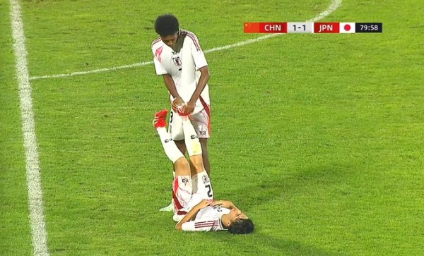 国少拉爆体能！日本U16后卫第80分钟抽筋倒地，队友帮其压腿