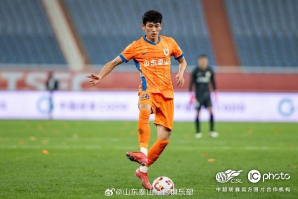 山东泰山球员买乌郎·米吉提租借至青岛海牛