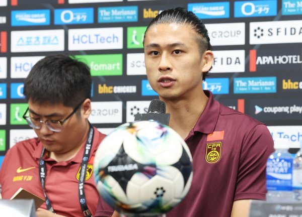 中生代挑大梁！28岁张玉宁担任国足今天的场上队长！