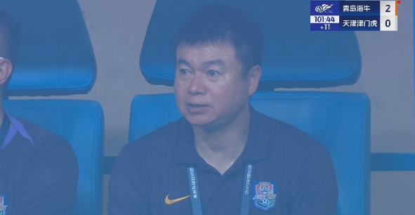 多一人作战0-2落后！于根伟替补席上脸色不悦