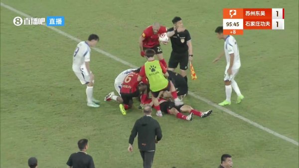 愿无碍！中甲突发球员  员晕厥，救护车紧急进场，医生现场心肺