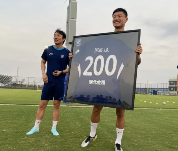 钟晋宝领取生涯200场纪念球衣：不知不觉200场，感恩所有