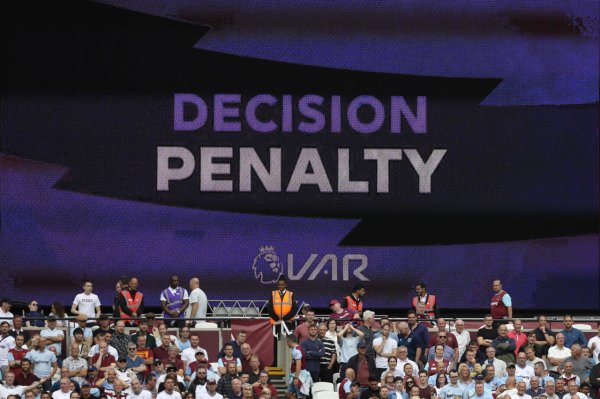 邮报：英国裁判    机构向英超各队进行路演，展示VAR运作