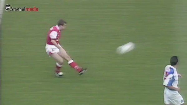 传奇的开始！29年前的今天温格执教枪手首秀，阿森纳2-0布莱