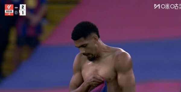 艰难取胜！阿劳霍绝杀后巴萨众生相：阿劳霍脱衣 弗里克拉菲怒吼