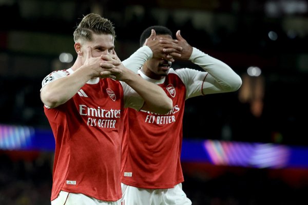 双重面具侠！约克雷斯和加布里埃尔一起做面具庆祝