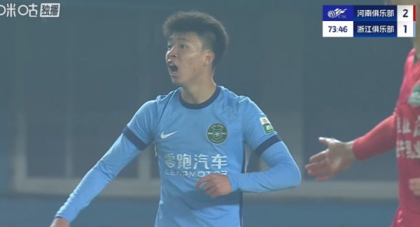 何超故意手球染黄，裁判未吹浙江有利进攻，王钰栋愤怒砸球