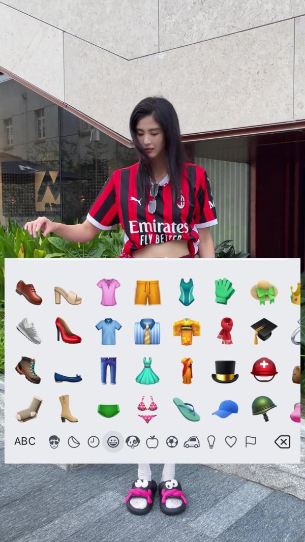 这身穿搭如何？赵丽娜穿米兰球衣搭配黑色短裙，上演emoji换