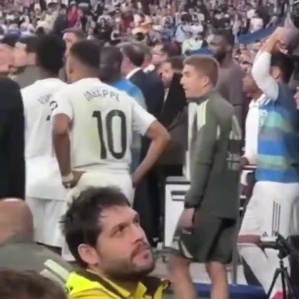 😅比赛结束姆巴佩还拉着维尼修斯，之后试图加入冲突被直接拦下