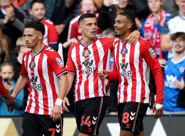 赛季新黑马诞生！英超9轮战罢排名前四，这支黑猫很“不简单”