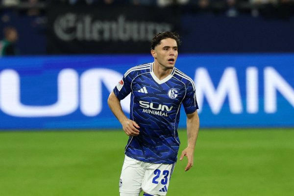 德天空：多队有意沙尔克中场球员法乌齐，预计转会费700万至800万欧元