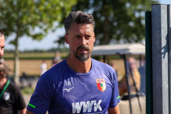 奥格斯堡球迷拉横幅抗议糟糕表现，瓦格纳：当然遗憾，但必须接受