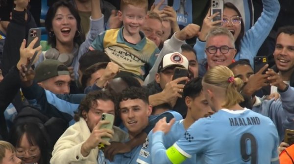 太子就是帅！福登庆祝时被球迷搂着自拍，还看了镜头笑的特别协作