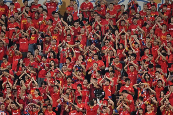 上游新闻：重庆铜梁龙明日“冲超”，超1500名球迷随队出征上