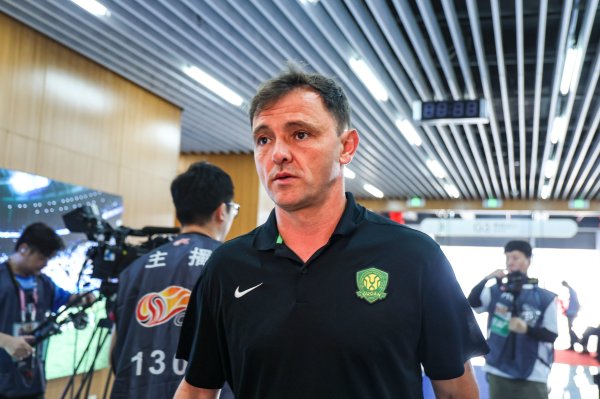 博主：国安结束肇庆三日训练，今天一早启程前往中国香港