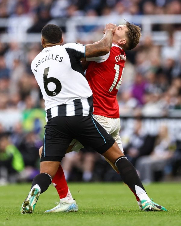 纽卡嫉妒你的颜值😂约克雷斯0球0助球迷评8分：支点作用明显