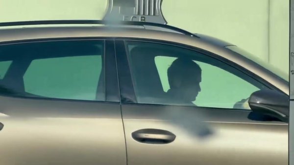 每体：什琴斯尼、佩德里等球员来到巴萨基地，参加今日练习