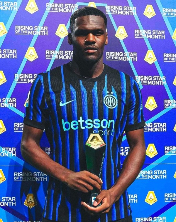 4场两球4助！对阵拉齐奥前，国米前锋博尼领取意甲月最佳球员奖